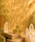 Colgante trisquel en acero color oro 2cm