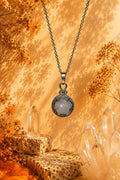 Colgante Gotland con mineral cuarzo cristal en acero color plata 22x15mm